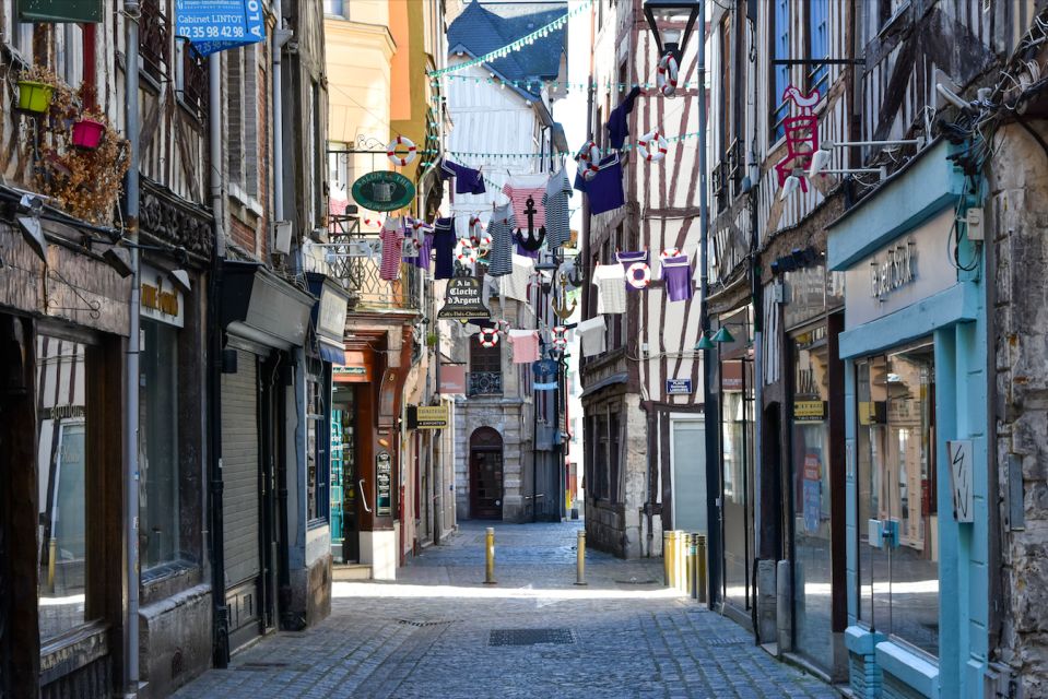 Rouen: Guided Tour of the Historic Center - Courthouse of Rouen and the Cathedral-Set-Up Moment