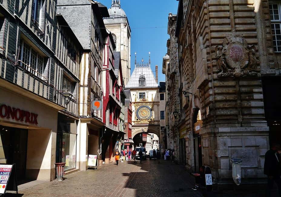 Rouen: Private Walking Tour with a Licensed Tour Guide - Reading Rouen through its old streets