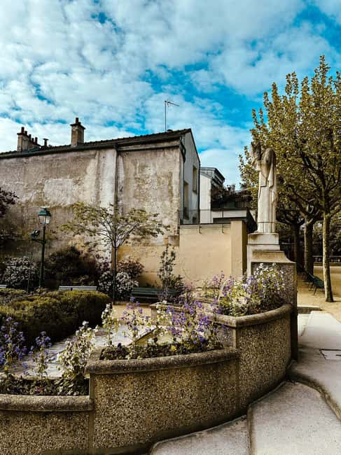 Sacré-Cœur de Montmartre Guided Tour - The Clos Montmartre vineyard and Place du Tertre