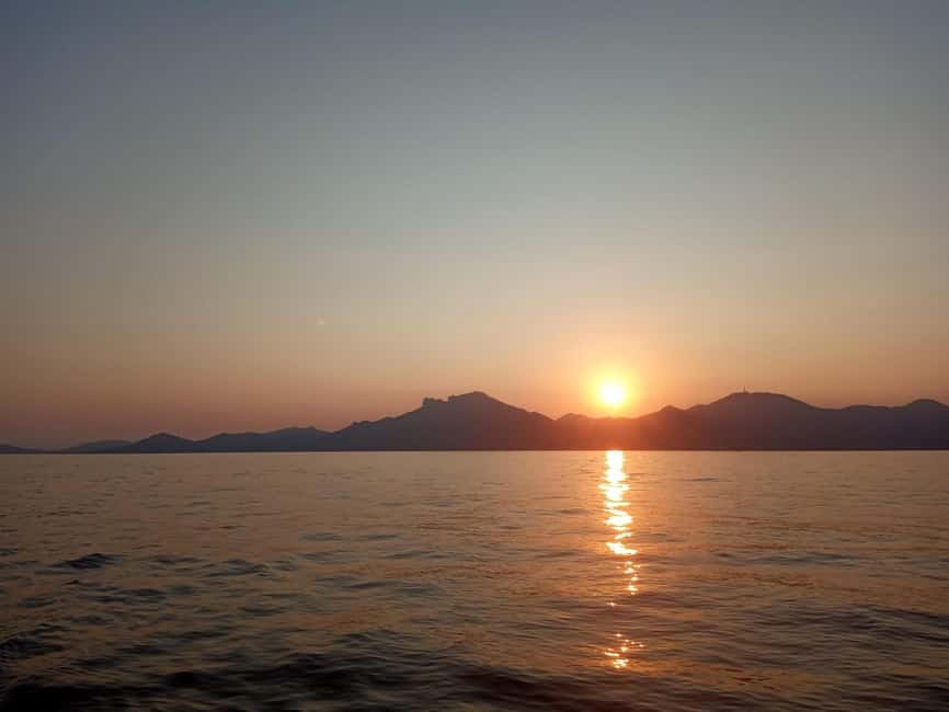 Saint Tropez: Evening Catamaran Party with Welcome Drink - Meeting at Quai Guepratte (Quai Estacade) and finding your pontoon