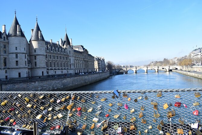 Sainte-Chapelle and Conciergerie Guided Tour with Ticket in Paris - Meeting point and timing: the part that can make or break your slot