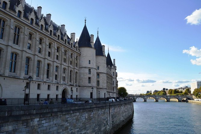 Sainte-Chapelle, Conciergerie & Palais de Justice Private Tour - Palais de Justice: Paris courts in one long, historic block