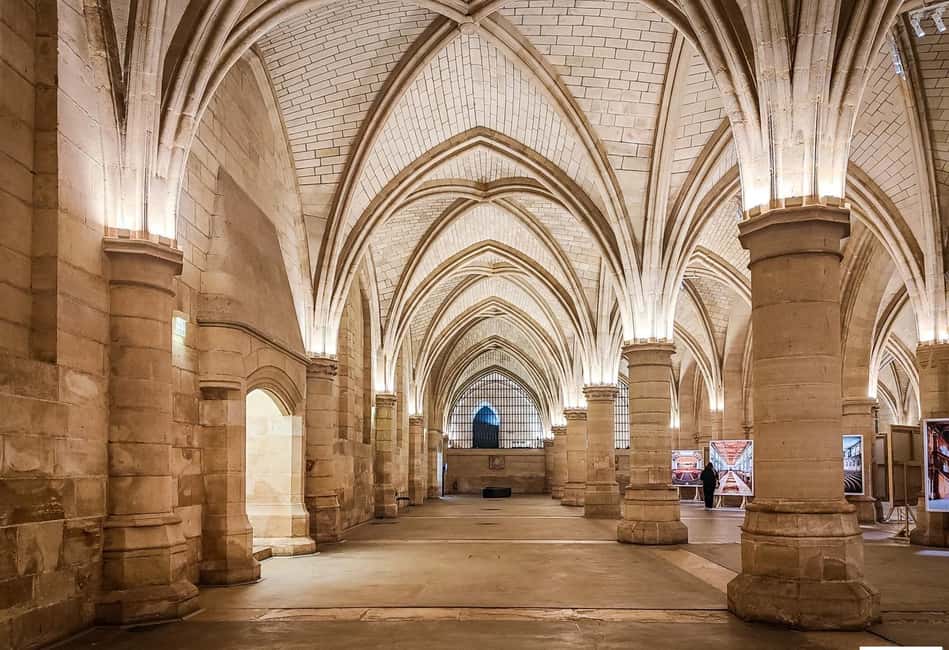 Sainte Chapelle & Conciergerie Private Guided Tour - Reading the stained glass and Gothic structure