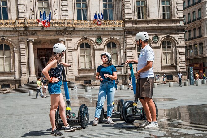 Segway - Ride along the rivers 1h30 - Stop 1 in Vieux Lyon: the courthouse and the 24 columns story