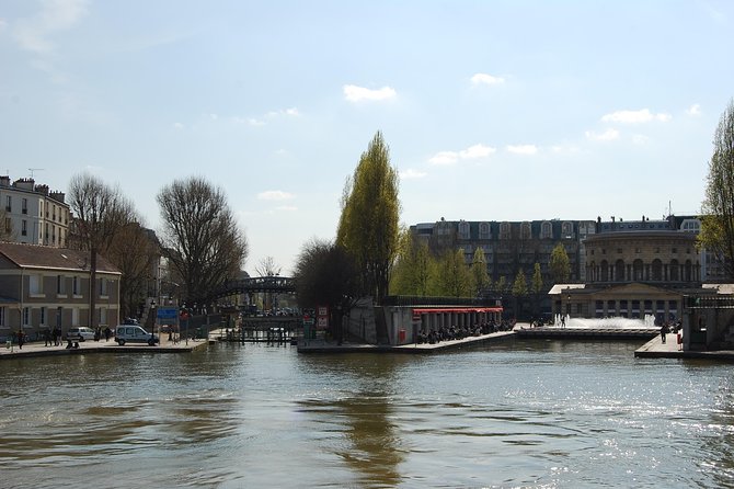 Seine River Cruise and Paris Canals Tour - Guide and narration: what to expect from the commentary
