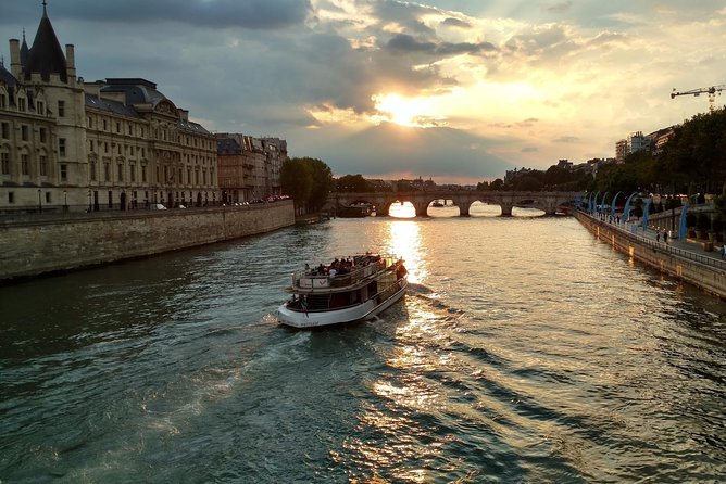 Seine River Cruise & French Crepe Tasting by the Eiffel Tower - Eiffel Tower Stop Without Admission: Photo Time, Not a Full Visit