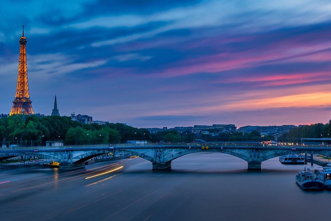 Seine River Cruise & French Crepe Tasting by the Eiffel Tower - Crowds, Boarding Lines, and Seat Choices on Big Boats