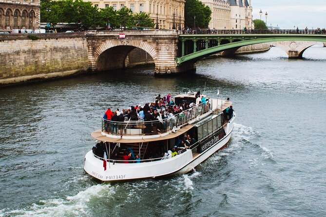 Seine River Cruise with Commentary 1 Hour - Seating, decks, and timing: how to get better views during a short ride