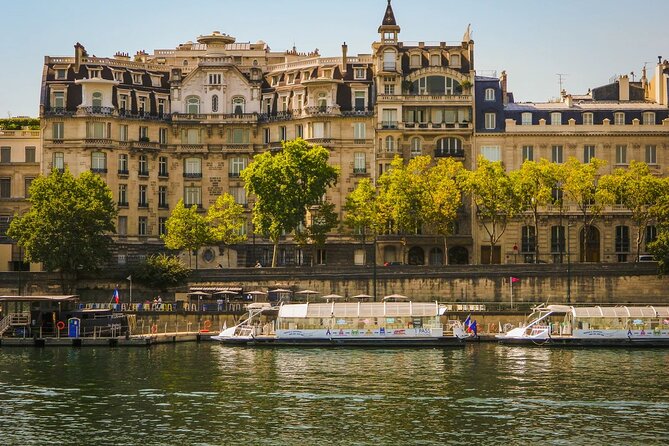 Seine River Cruise with Commentary 1 Hour - Recorded commentary in English (and beyond): helpful, but don’t expect perfect audio