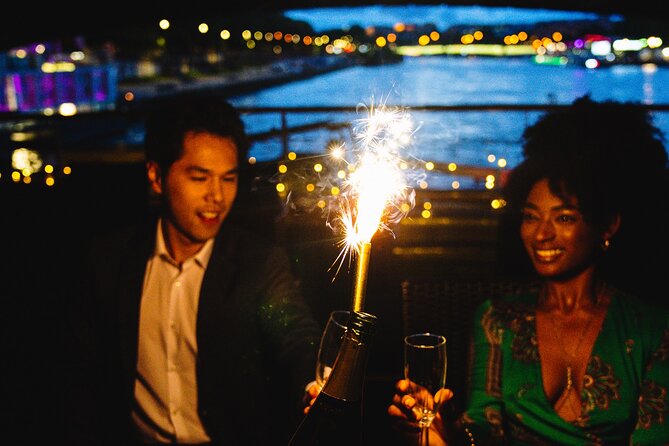 Seine River Dinner Cruise with Live Singer by VIP Yacht de Paris - The 3-Course Dinner and Drinks Options (and what costs extra)