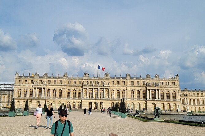 Self-Guided Tour to the Versailles with Timed Entry Ticket - Arriving at Place d’Armes and entering the Palace