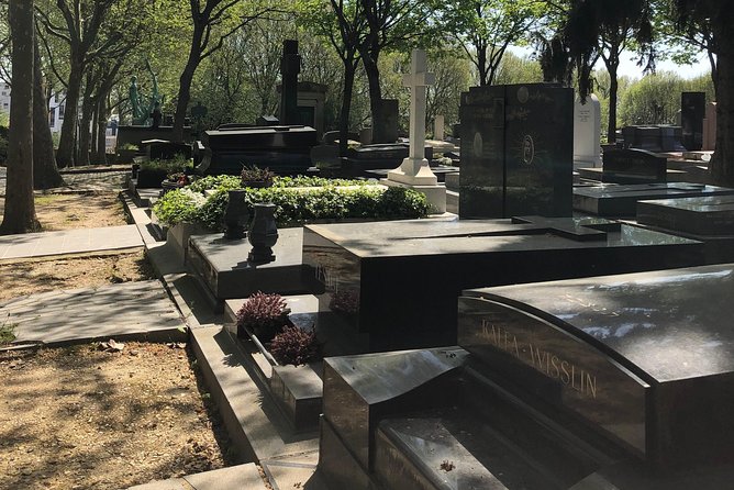 Semi-Private Père Lachaise Cemetery Tour - What the guide adds to the experience