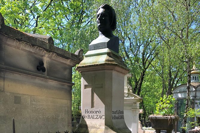 Semi-Private Père Lachaise Cemetery Tour - Weather, walking, and what to wear