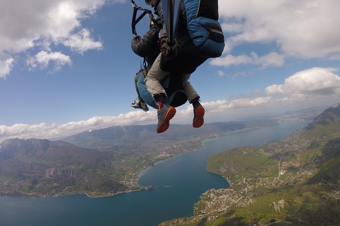 Sensation paragliding flight over the magnificent Lake Annecy - Where you launch, where you soar, where you land