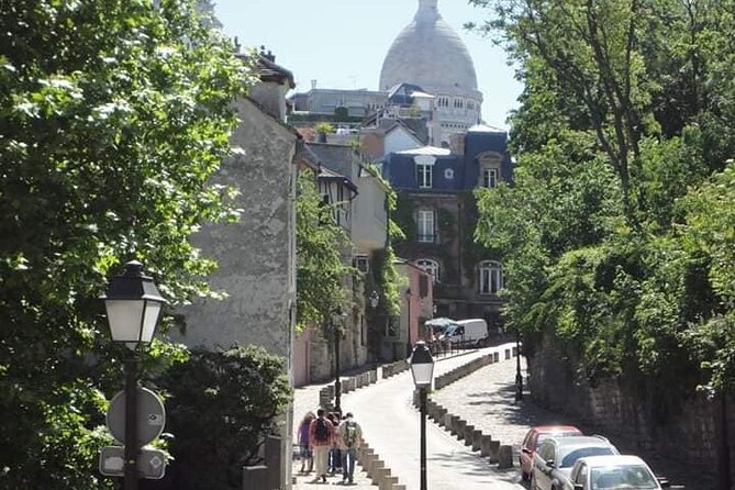 Small group visit to the Montmartre district in Italian - Why this Italian Montmartre walk feels different