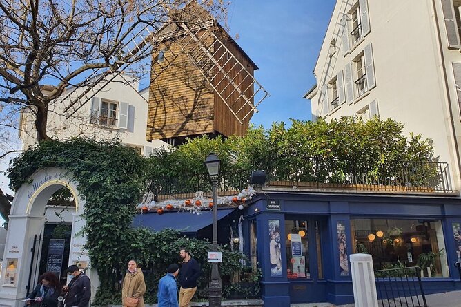 Small group visit to the Montmartre district in Italian - The Moulin Rouge area and the climb into Montmartre