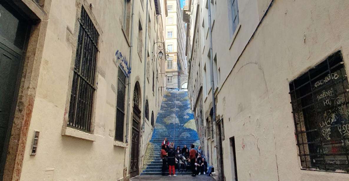 Storytelling tour of Croix-Rousse in French - Meeting point on the esplanade: finding the Cybèle badge