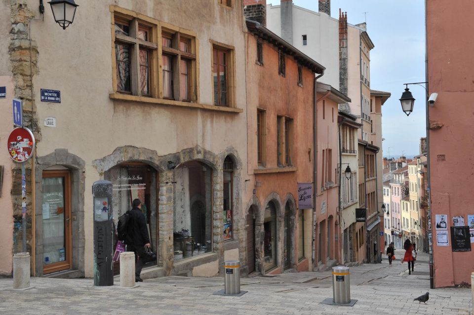 Storytelling tour of Croix-Rousse in French - The canuts revolt 1831, told through Jerome Roquet and Tony