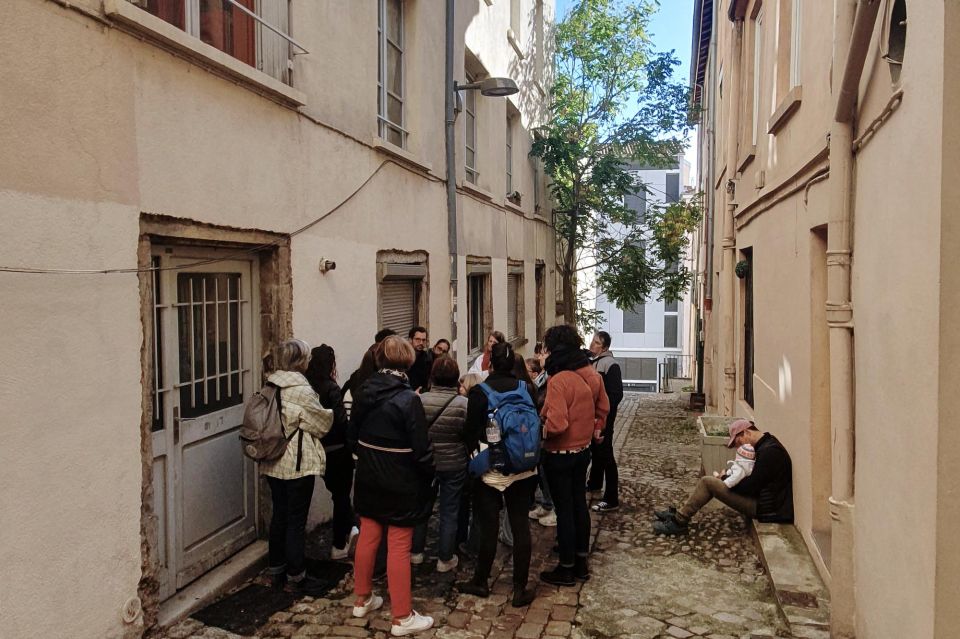 Storytelling tour of Croix-Rousse in French - Guides that bring it to life: actor craft you can feel