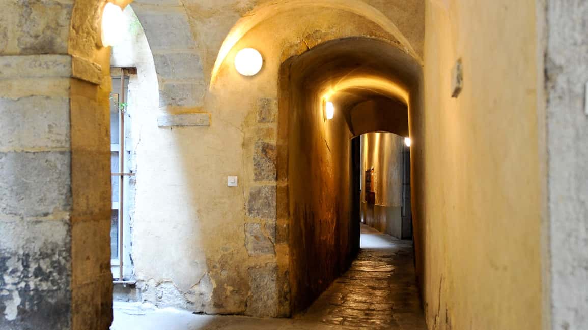 Storytelling tour of the Vieux-Lyon for children in French - The traboules: hidden passageways that feel like a secret mission