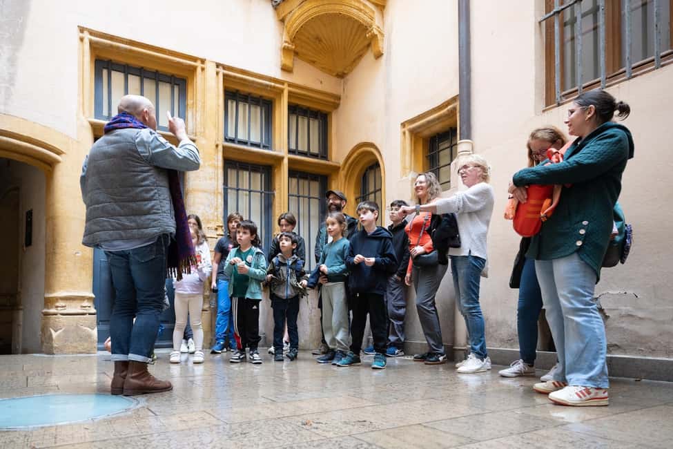 Storytelling tour of the Vieux-Lyon for children in French - French-only language: what to do if your family isn’t fluent
