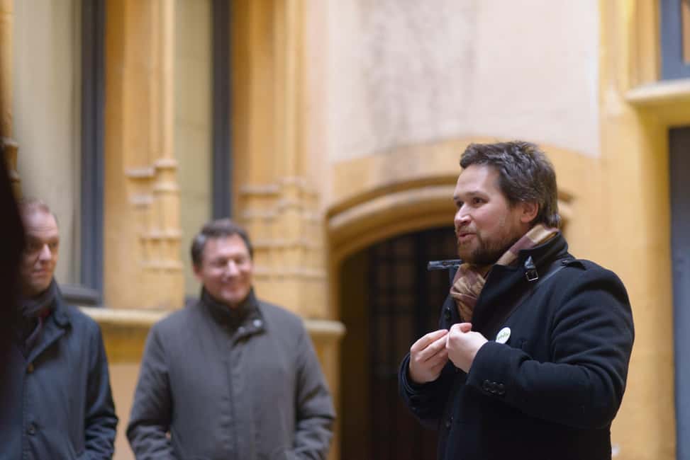 Storytelling tour of the Vieux-Lyon in French - “90 minutes” in Old Lyon: pacing, wear-and-tear, and group energy