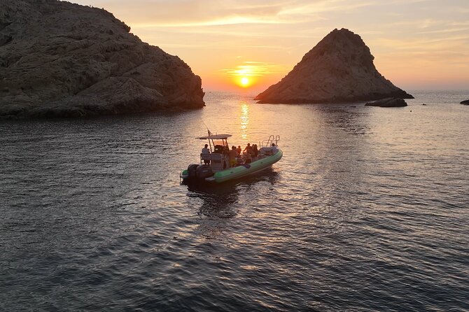 Sunset aperitif on the water - Why the Pietra rocks make sunset special