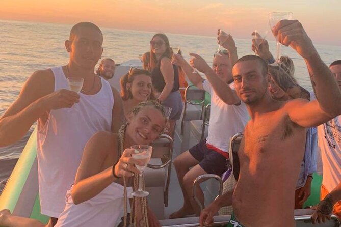 Sunset aperitif on the water - The sea conditions and the weather question