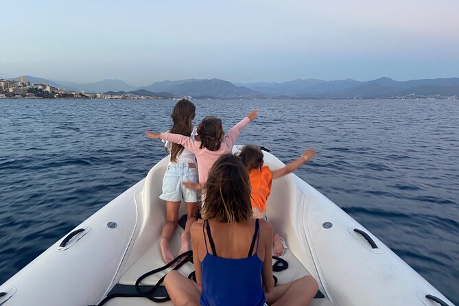 Sunset boat cruise with Aperitif at the Sanguinary Islands - Timing and how to plan your evening around it