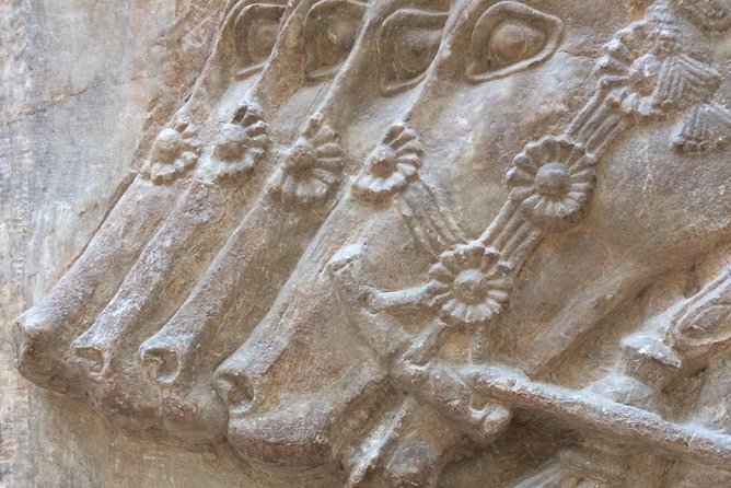 The Essential Louvre Masterpieces Tour - Limited to Six Guests - What you gain from the guide: more than pointing, more than facts