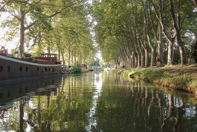 The essential of Toulouse by bike - Le Capitole: the political heart behind Toulouse’s famous look