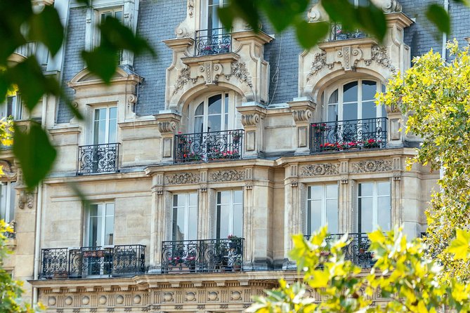 The History of Paris: Historical Le Marais Private Tour - Getting oriented: meeting at Rue de Rivoli, ending at Pont Marie