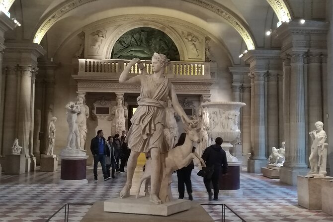 The Louvre for the first time. A Private Guided Tour - Entering a former fortress and palace