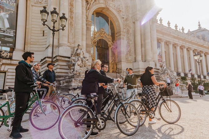The Paris Monuments Tour - Meet the bike setup: basket comfort and helmet rules