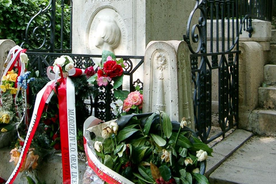 The Père Lachaise Cemetery: Guided 2-Hour Small-Group Tour - Beyond names: architecture, sculpture, and legends on the path