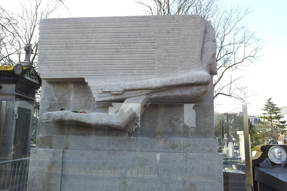 The Père Lachaise Cemetery: Guided 2-Hour Small-Group Tour - Gambetta Square start: finding the meeting point and getting moving