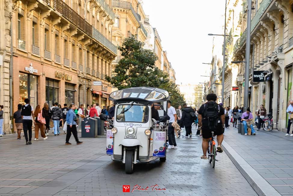 Toulouse: Electric Tuk-Tuk Tour with Photo Stops and Audio - Why a 100% electric tuk-tuk fits Toulouse so well