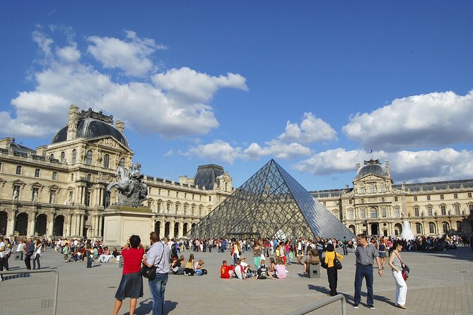Tour guide in Paris - Visit Paris with your official guide ! - Walking through Montmartre at a slower pace