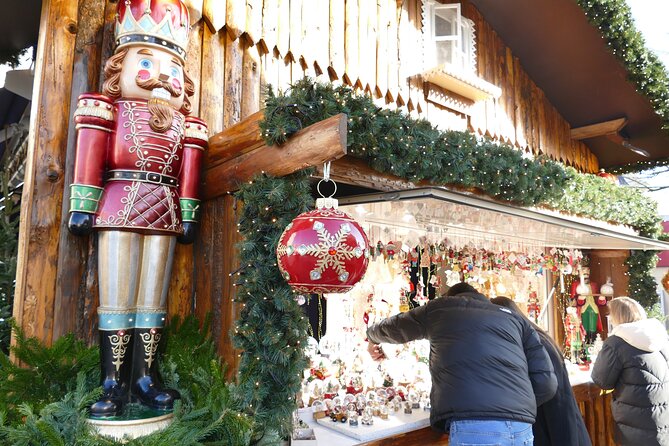 Unusual track game on Christmas markets in Orleans - Starting at Place du Martroi in Orléans