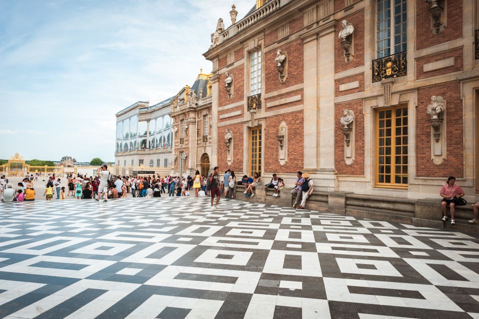 Versailles Bike Tour with Palace & Queen Farm Entrance - Farmers market lunch in Versailles: the best part of slowing down