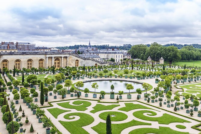 Versailles Domain Audio Guided Half Day Tour from Paris - The Coach Ride, Sun King Statue, and Setting Up Your Audio App