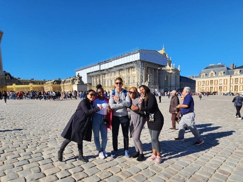 Versailles: Golfcarts & Bikes Guided Tour, Hamlet+Fountains - Meeting point, what to bring, and the golden-gate tip