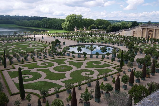 Versailles Palace and Gardens Tour by Train from Paris - Crowds, walking, and how to protect your day