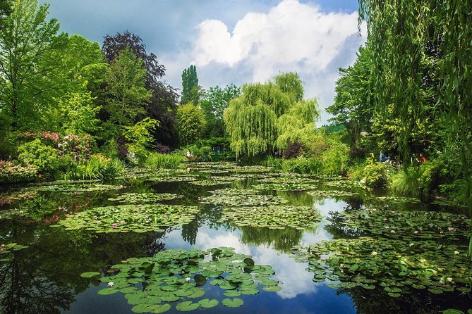 Versailles Palace & Giverny Private Tour with Lunch&Hotel Pick-up - Lunch in Giverny: a 3-course meal that can be a highlight or a miss