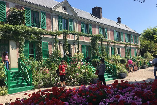 Versailles Palace & Giverny Private Tour with Lunch&Hotel Pick-up - How the private guide improves your experience (especially with crowds)