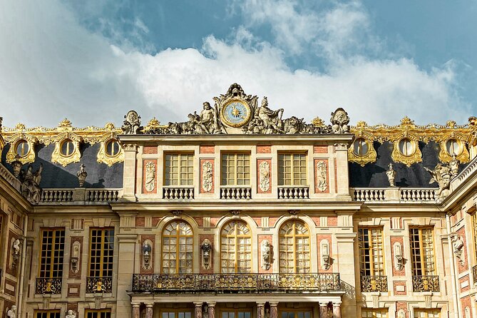 Versailles Palace Guided Experience and Gardens Entry 10 PPL Max - Finding Your Guide at the Louis XIV Statue (and not inside)