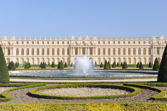 Versailles Palace & Marie-Antoinette's Estate Guided Tour - Lunch near the Grand Canal: a scheduled break that keeps you moving