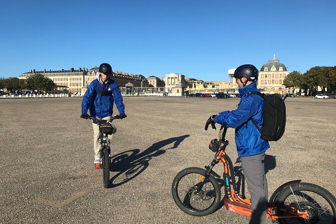 Versailles: Path of the Heroes on original electrics 2 wheels - A refreshment break at Haras de Jardy