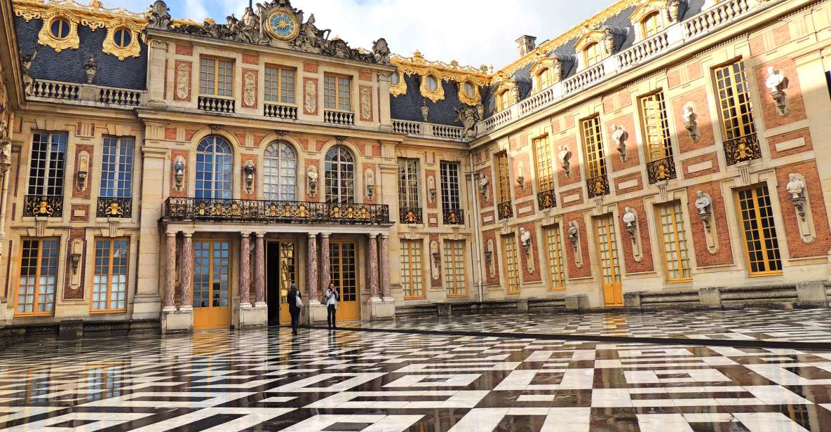 Versailles: Skip-the-Line Guided Palace Tour and Full Access - Where to meet: the Louis XIV statue and the red flag