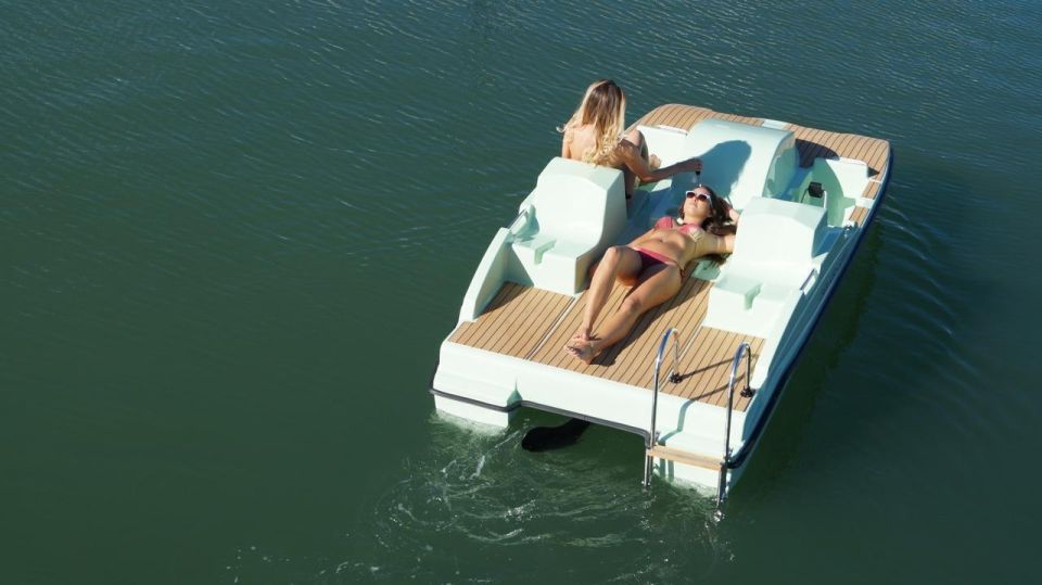 Veyrier-du-Lac: Pedal Boat Rental - Cruising the Veyrier shoreline